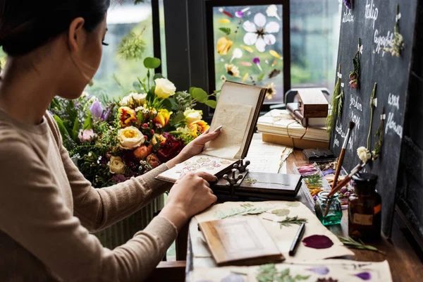 Mujer Buscando Libro Flores Secas — Foto de Stock