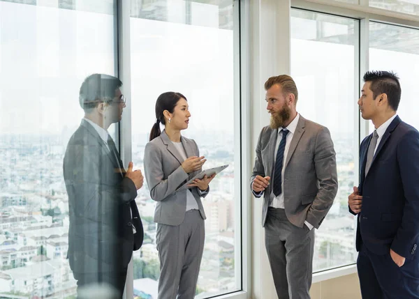 Uomini Affari Che Parlano Discutono Piani Aziendali — Foto Stock