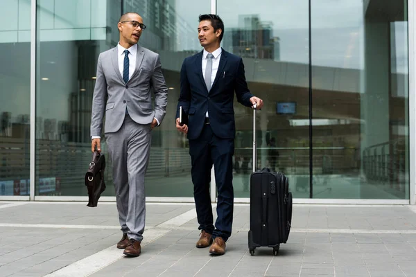 Business Men Walk Talk Bagages — Photo