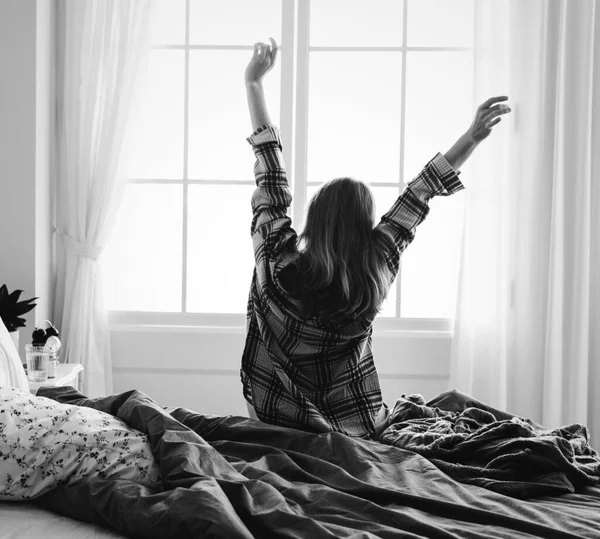 Οπίσθια Όψη Της Γυναίκας Τεντώνοντας Χέρια Της Πρωί — Φωτογραφία Αρχείου