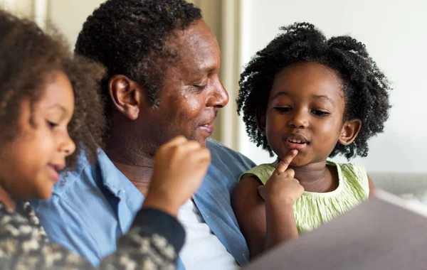 Afrikaanse Vader Brengt Wat Tijd Door Met Zijn Kinderen — Stockfoto