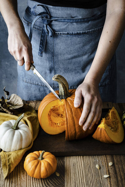 Person Cutting Halloween Pumpkin Closeup — Stock Photo, Image