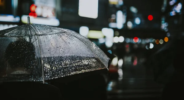 Homem Andando Com Guarda Chuva Transparente Uma Cidade Noite — Fotografia de Stock