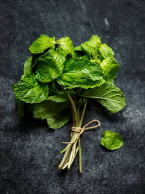 Nane yaprağı pişirme bitkisi