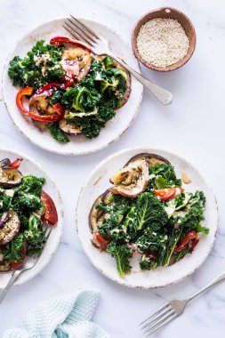 Kızarmış patlıcan ve lahana ile keto salatası.