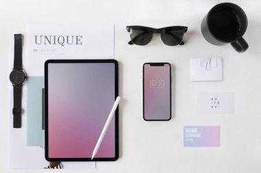 Çalışan bir masadaki dijital tablet