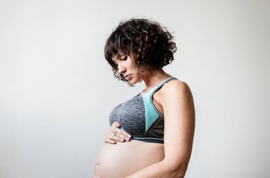 Hamile kadın hafif egzersiz yapıyor.