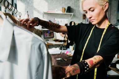 Moda Tasarımcısı kıyafet seçme