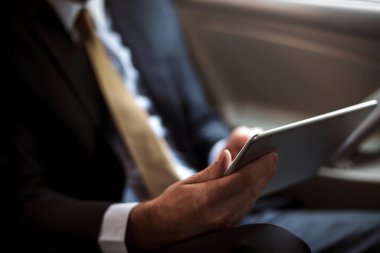 işadamı dijital tablet kullanma