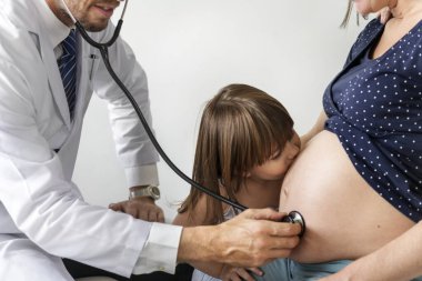 Kızı hamile anne öpüşme ' bir fetal izleme görürken s göbek