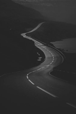 Gölün kıyısındaki çevre yolu siyah beyaz