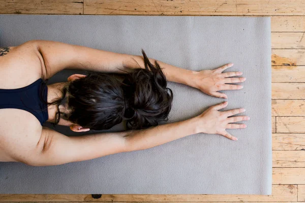 Mujer Activa Haciendo Yoga Habitación — Foto de Stock