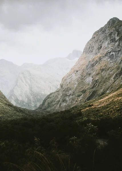 新西兰米尔福德湾美丽的山脉 — 图库照片
