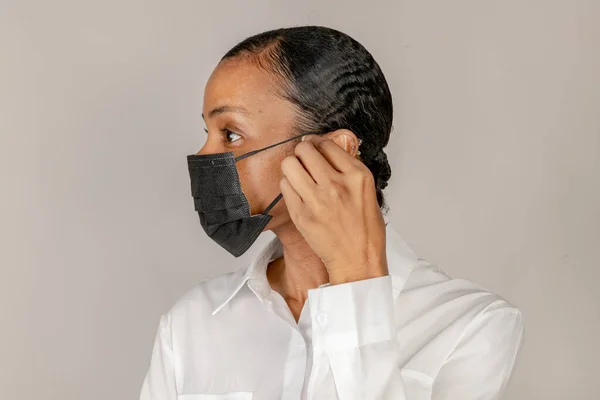 Wanita Hitam Mengenakan Masker Hitam — Stok Foto