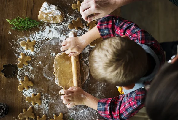 Αγόρι Που Φτιάχνει Μπισκότα Μελόψωμο — Φωτογραφία Αρχείου