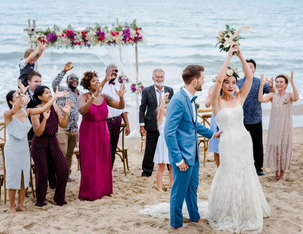 Noiva Jogando Buquê Casamento — Fotografia de Stock