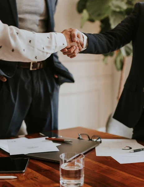 Business People Shaking Hands Office — Stock Photo, Image