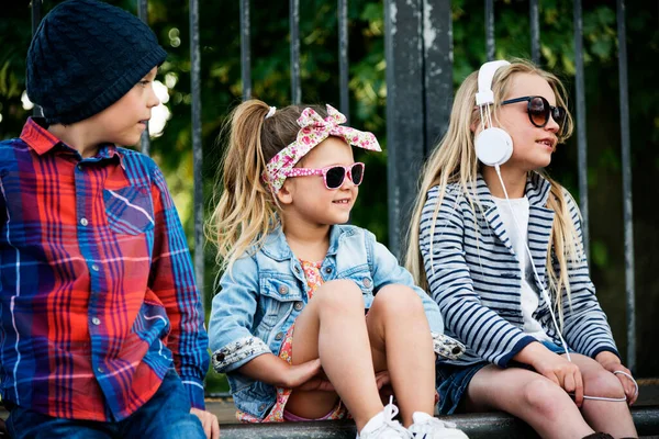 Fashionista Kids Sitting Park — Stockfoto