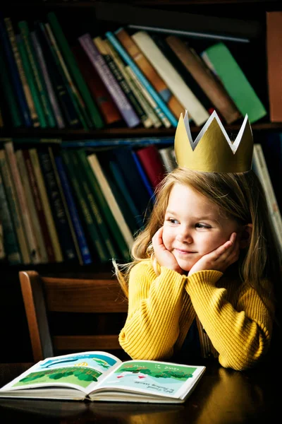 Petite Fille Mignonne Adorable Avec Couronne Papier Sur Tête Rêveuse — Photo