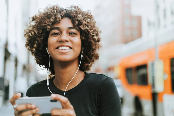 Gadis Mendengarkan Musik Dari Teleponnya — Stok Foto