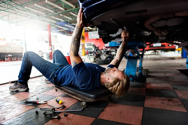 Mecânico Que Fixa Carro — Fotografia de Stock