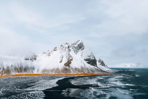 Vacker Svart Sandstrand Vintern Vid Vestrahorn Island — Stockfoto