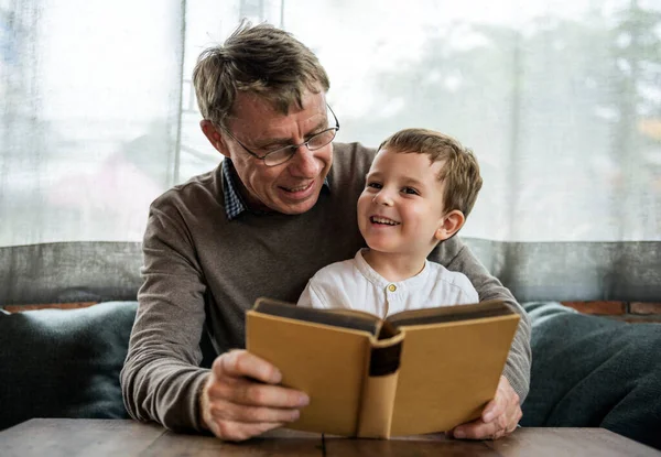 Opa Kleinzoon Samen Met Het Lezen Van Een Boek — Stockfoto