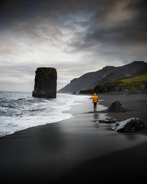 Mann Läuft Schwarzem Strand Island Entlang — Stockfoto