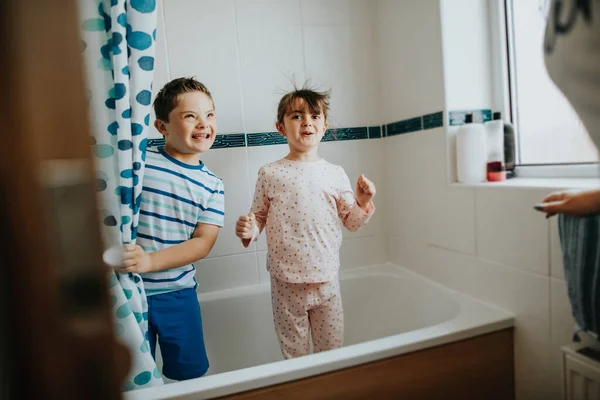 Zus Broer Spelen Van Kiekeboe Badkamer — Stockfoto