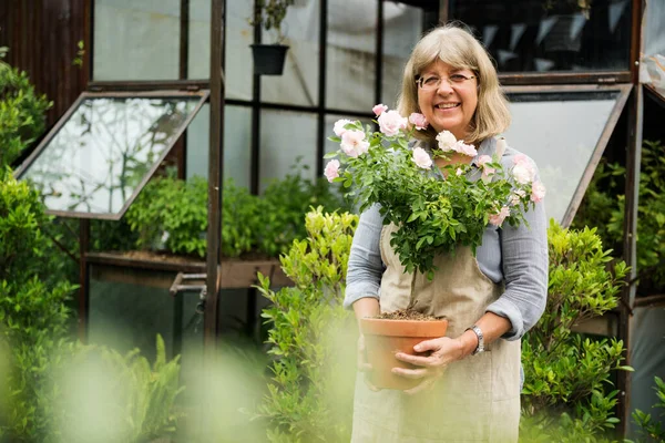 Alte Kaukasische Frau Mit Blumen — Stockfoto