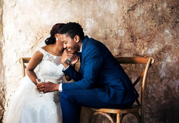 Pasgetrouwd Afrikaans Afstammend Echtpaar Huwelijksfeest — Stockfoto