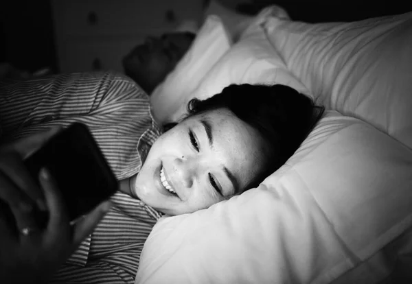 Χρήση Του Τηλεφώνου Ένα Κρεβάτι Γυναίκα Της Ασίας — Φωτογραφία Αρχείου