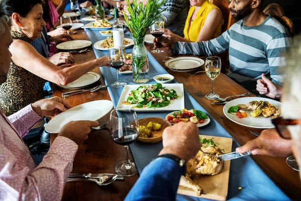 Groep Van Diverse Vrienden Ondervindt Een Diner Samen — Stockfoto