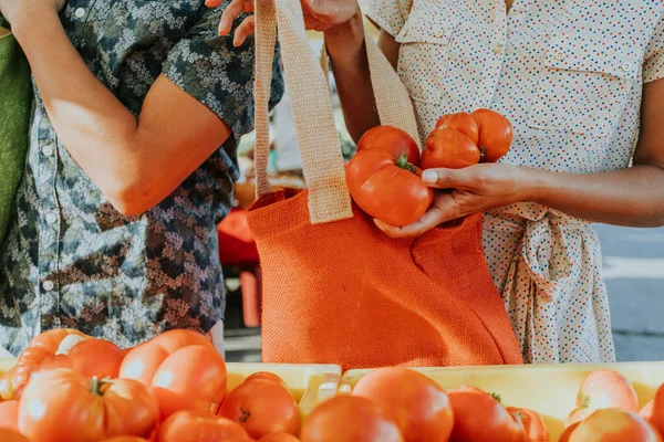 Amigos Comprando Tomates Frescos Mercado Agricultores —  Fotos de Stock