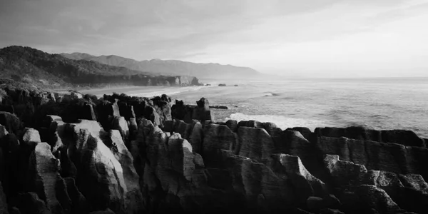 Panaroma Palačinek Skály Malebném Výhledu Hory Pláž Západ Slunce — Stock fotografie