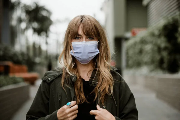 Mujer Con Una Máscara Facial Público Durante Pandemia Coronavirus — Foto de Stock