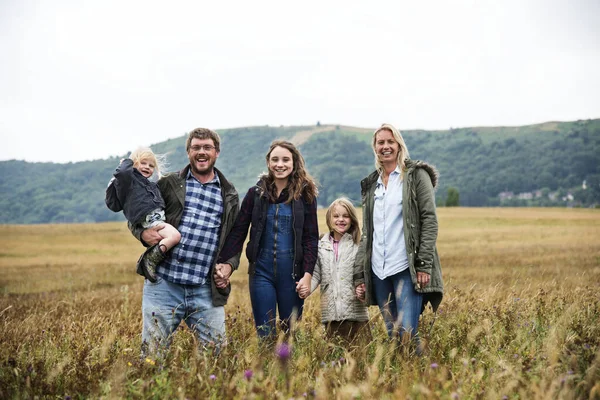 Familia Feliz Caminando Campo —  Fotos de Stock