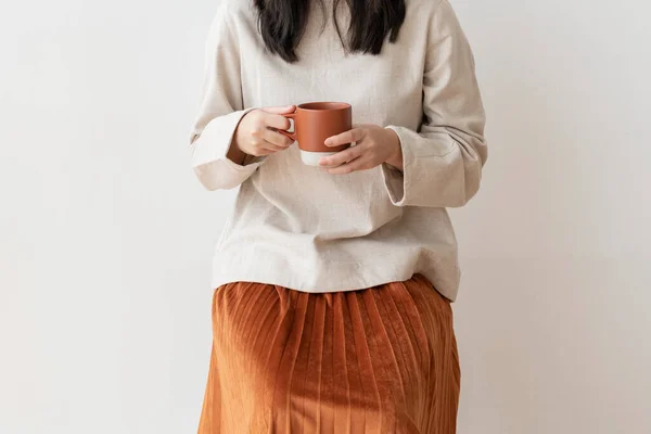 アジアの女性はコーヒーを片手に — ストック写真