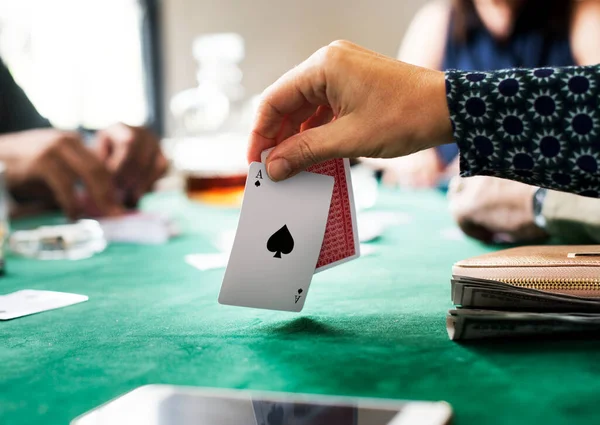 Adultos Jogando Cartas Socializando — Fotografia de Stock