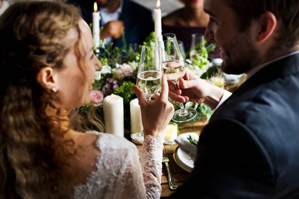 Menyasszony Vőlegény Pirítós Borosüveggel Egy Esküvői Fogadáson — Stock Fotó