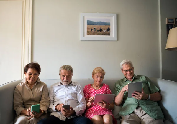 Adultos Idosos Usando Dispositivos Digitais Juntos — Fotografia de Stock