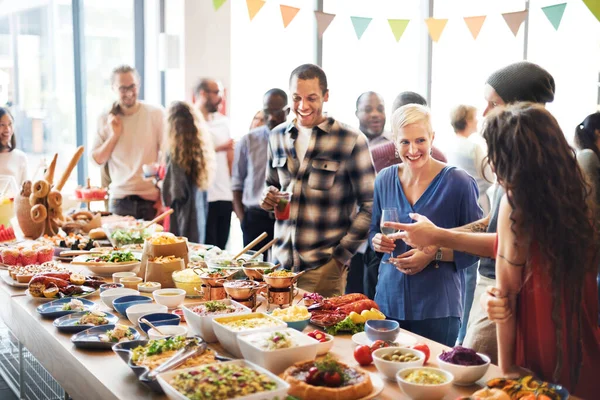 Gruppe Unterschiedlicher Menschen Isst Gemeinsam Mittag — Stockfoto