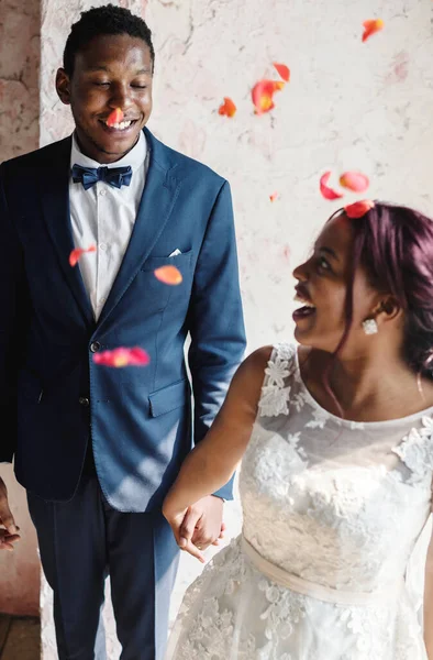 Alegre Africano Descida Noiva Noivo Juntos — Fotografia de Stock