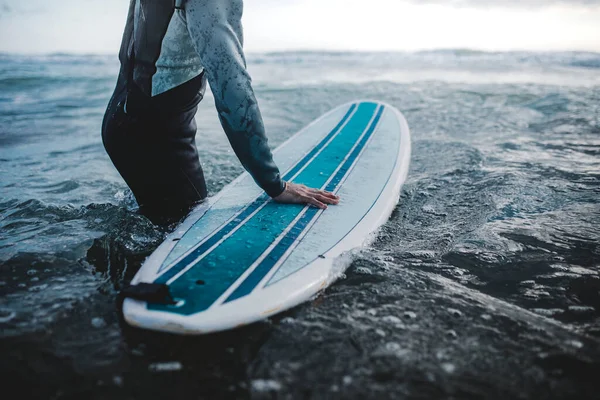 Uomo Spiaggia Con Tavola Surf — Foto Stock