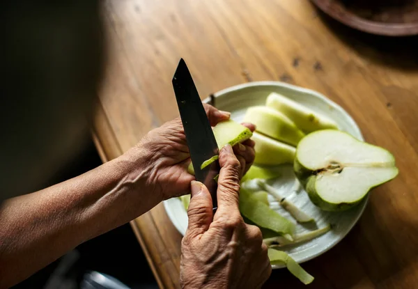 Tuoreiden Päärynöiden Kuorinta — kuvapankkivalokuva