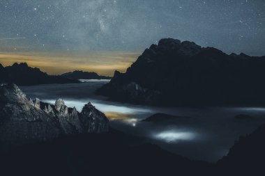 Dağın üzerinde yıldızlı bir gece