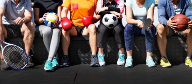 Çeşitli sporcular bir arada oturuyorlar.