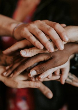 Yaratıcı ekip ellerini birleştiriyor.