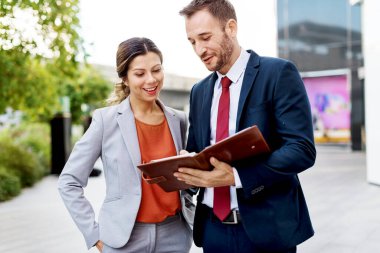 İş Adamları İletişim Kurma Kavramını Tartışıyor