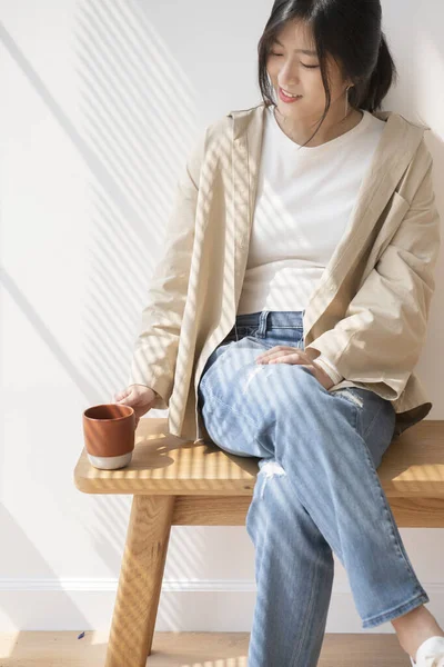 Mujer Asiática Con Una Taza Café Mano — Foto de Stock